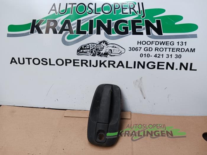 Gebrauchte Handgriff Renault Trafic New (FL) 1.9 dCi 100 16V Preis € 25,00 Margenregelung angeboten von Autosloperij Kralingen B.V.