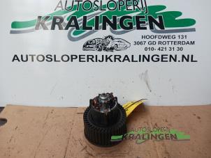 Usados Motor de ventilador de calefactor Nissan Primera Wagon (W12) 1.8 16V Precio € 19,99 Norma de margen ofrecido por Autosloperij Kralingen B.V.