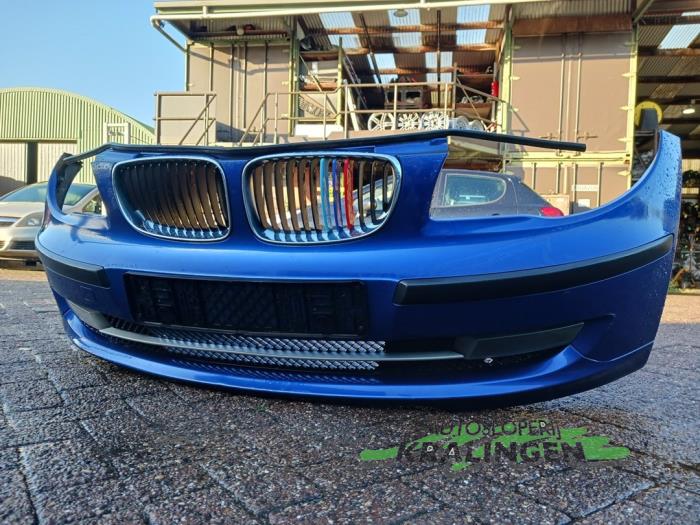 Begagnade Främre stötfångare BMW 1 serie (E81) 118d 16V Pris € 124,99 Marginaltabell erbjuds av Autosloperij Kralingen B.V.