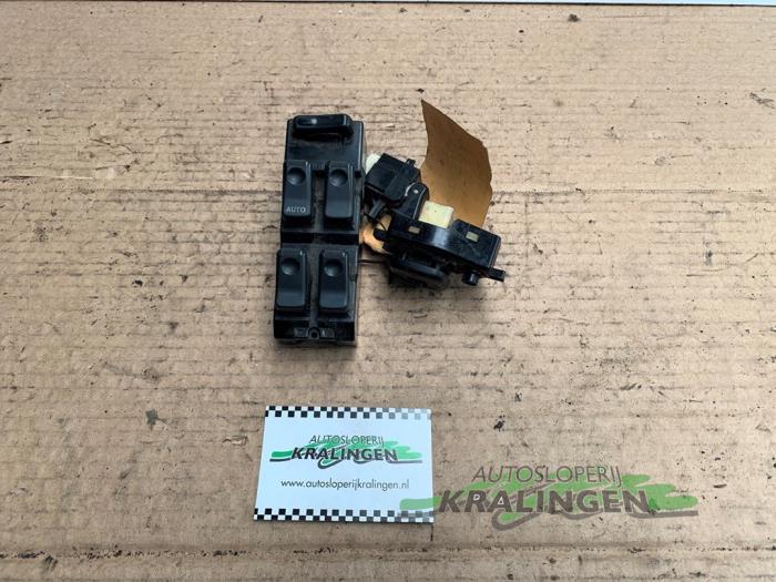 Usados Interruptor de ventanilla eléctrica Mazda 323 (BA12) 1.5i 16V Precio € 35,00 Norma de margen ofrecido por Autosloperij Kralingen B.V.
