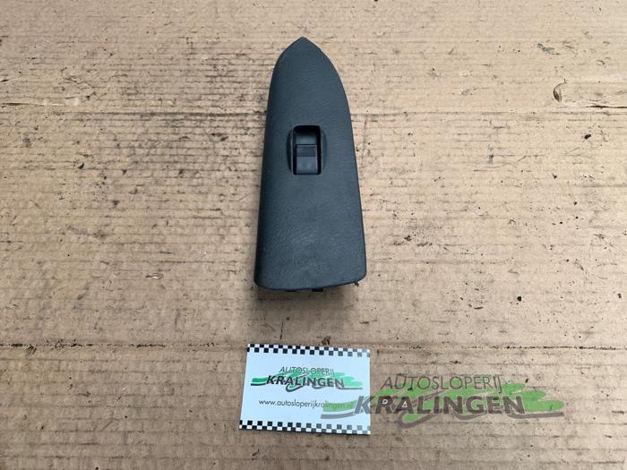 Usados Interruptor de ventanilla eléctrica Mazda 626 (GF12) 2.0i 16V GLX Precio € 9,99 Norma de margen ofrecido por Autosloperij Kralingen B.V.