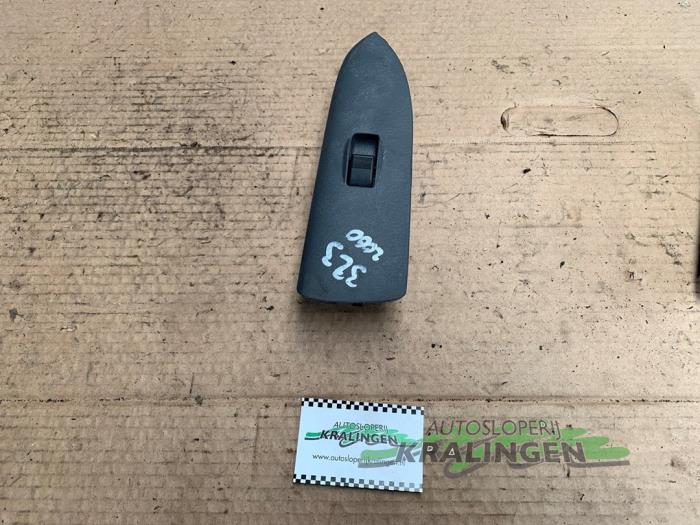 Usados Interruptor de ventanilla eléctrica Mazda 323 Fastbreak (BJ14) 2.0 DTiD 16V Precio € 9,99 Norma de margen ofrecido por Autosloperij Kralingen B.V.