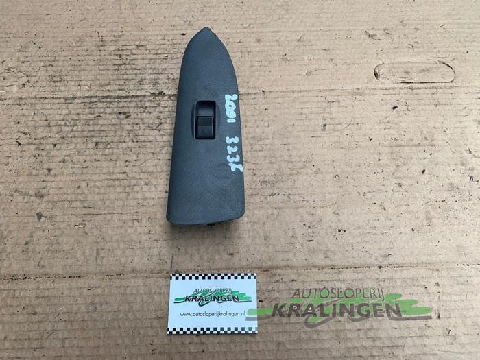 Usados Interruptor de ventanilla eléctrica Mazda 323 Fastbreak (BJ14) 2.0 DTiD 16V Precio € 9,99 Norma de margen ofrecido por Autosloperij Kralingen B.V.