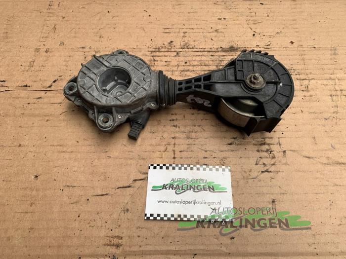 Usados Tensor correa múltiple Peugeot 207/207+ (WA/WC/WM) 1.4 16V VTi Precio € 25,00 Norma de margen ofrecido por Autosloperij Kralingen B.V.