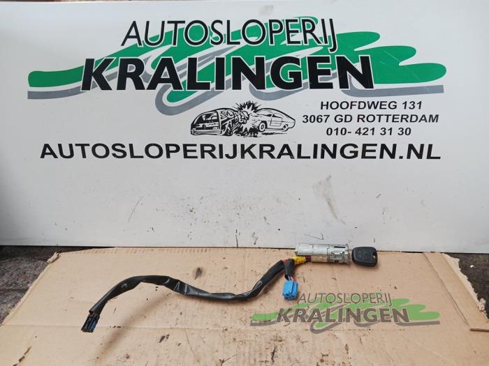 Używane Stacyjka + Kluczyk Peugeot 206 (2A/C/H/J/S) 1.4 XR,XS,XT,Gentry Cena € 50,00 Procedura marży oferowane przez Autosloperij Kralingen B.V.