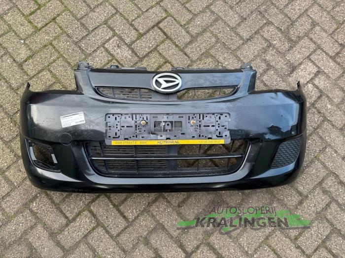 Usados Parachoques Daihatsu Cuore (L251/271/276) 1.0 12V DVVT Precio € 49,98 Norma de margen ofrecido por Autosloperij Kralingen B.V.