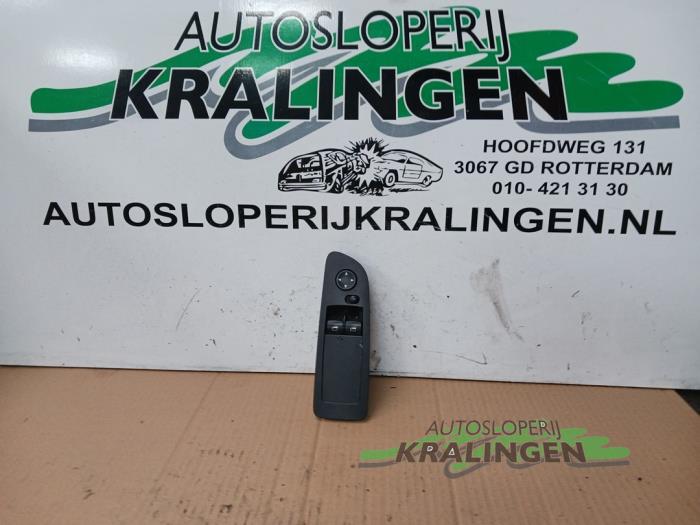 Usados Interruptor de ventanilla eléctrica BMW 1 serie (E81) 118d 16V Precio € 34,99 Norma de margen ofrecido por Autosloperij Kralingen B.V.