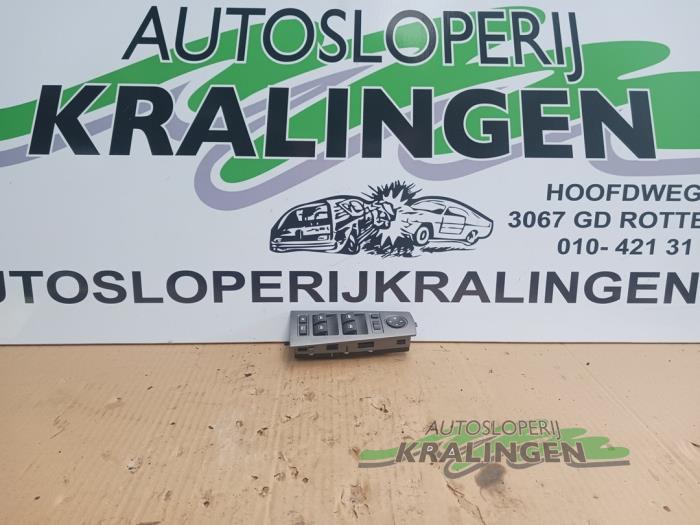 Usados Interruptor de ventanilla eléctrica BMW 7 serie (E65/E66/E67) 730d 24V Precio € 49,99 Norma de margen ofrecido por Autosloperij Kralingen B.V.