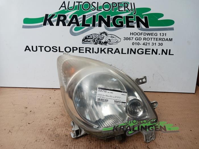 Używane Reflektor prawy Daihatsu Cuore (L251/271/276) 1.0 12V DVVT Cena € 39,98 Procedura marży oferowane przez Autosloperij Kralingen B.V.