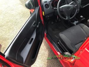 Usados Asiento derecha Daihatsu Cuore (L251/271/276) 1.0 12V DVVT Precio € 50,00 Norma de margen ofrecido por Autosloperij Kralingen B.V.