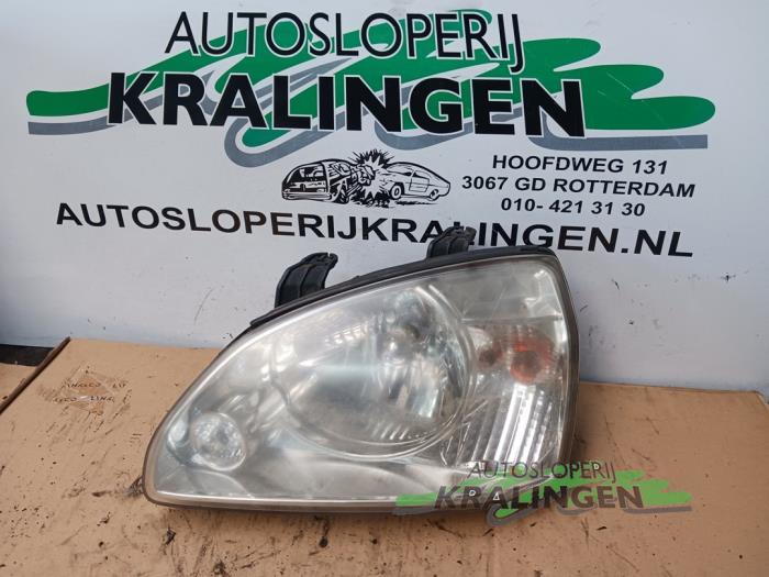 Używane Reflektor lewy Kia Carens II (FJ) 1.8i 16V Cena € 24,99 Procedura marży oferowane przez Autosloperij Kralingen B.V.