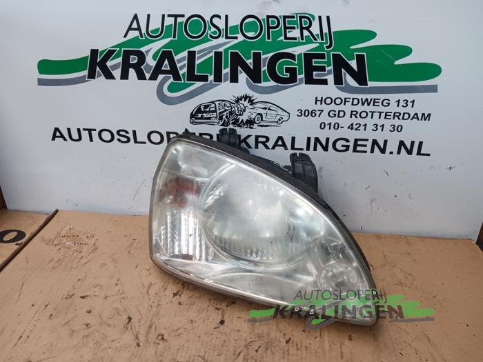 Używane Reflektor prawy Kia Carens II (FJ) 1.8i 16V Cena € 39,99 Procedura marży oferowane przez Autosloperij Kralingen B.V.