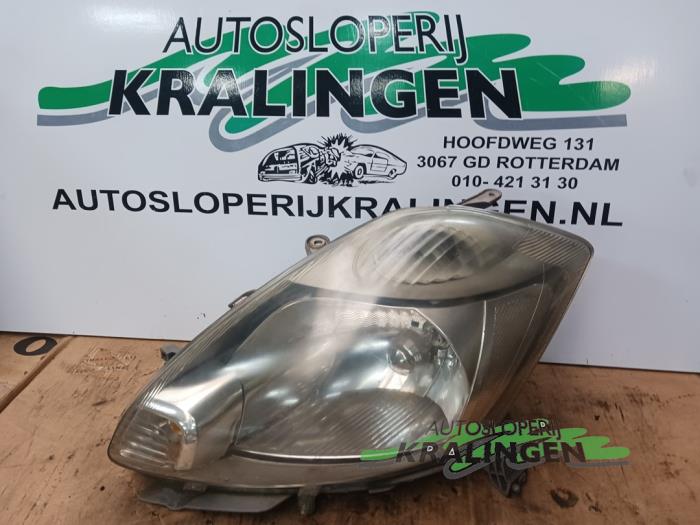 Używane Reflektor lewy Daihatsu Sirion 2 (M3) 1.0 12V DVVT Cena € 34,99 Procedura marży oferowane przez Autosloperij Kralingen B.V.