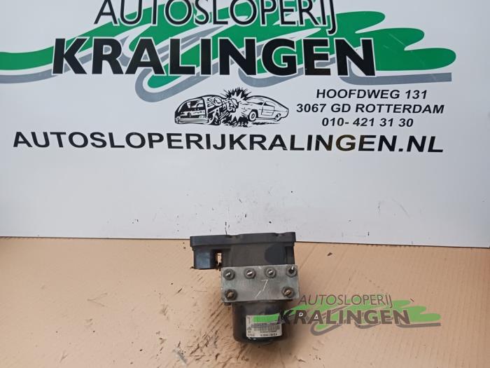 Używane Pompa ABS Volvo V70 (SW) 2.4 D5 20V Cena € 199,95 Procedura marży oferowane przez Autosloperij Kralingen B.V.