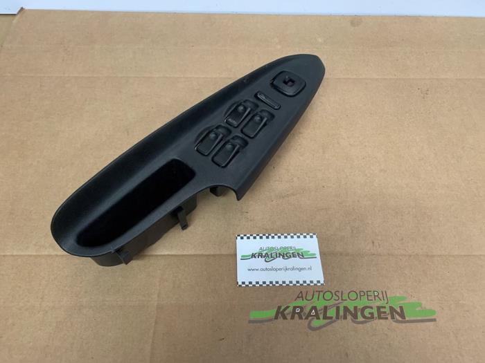 Usados Interruptor de ventanilla eléctrica Mazda 323 F (BA14) 1.5i GLX,GT 16V Precio € 25,00 Norma de margen ofrecido por Autosloperij Kralingen B.V.