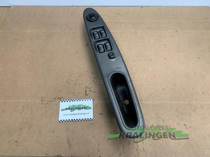 Usados Interruptor de ventanilla eléctrica Kia Joice 2.0 16V Precio € 25,00 Norma de margen ofrecido por Autosloperij Kralingen B.V.