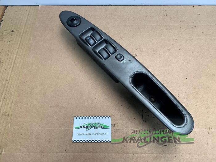 Usados Interruptor de ventanilla eléctrica Kia Joice 2.0 16V Precio € 25,00 Norma de margen ofrecido por Autosloperij Kralingen B.V.