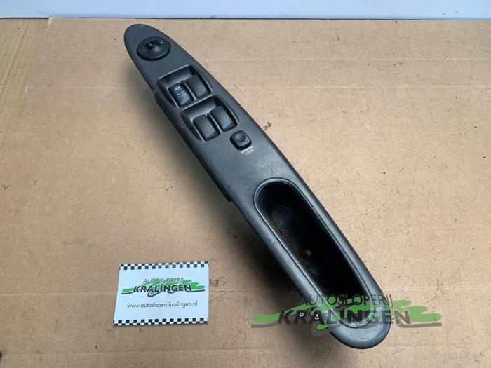 Usados Interruptor de ventanilla eléctrica Kia Joice 2.0 16V Precio € 25,00 Norma de margen ofrecido por Autosloperij Kralingen B.V.