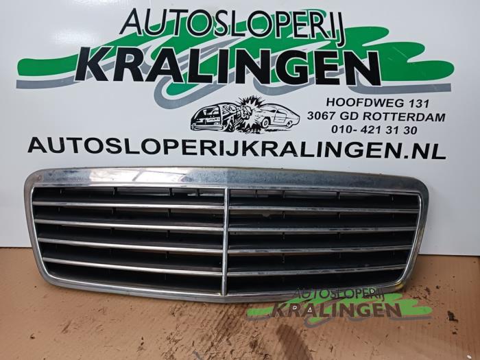 Używane Grill Mercedes CLK (C208) 2.0 200 16V Cena € 99,99 Procedura marży oferowane przez Autosloperij Kralingen B.V.
