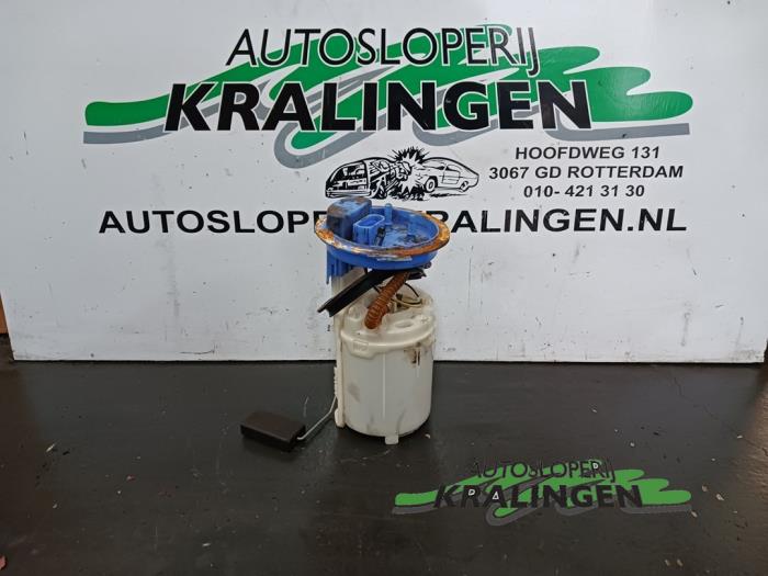 Usagé Pompe essence Volkswagen Eos (1F7/F8) 2.0 FSI 16V Prix € 11,97 Règlement à la marge proposé par Autosloperij Kralingen B.V.