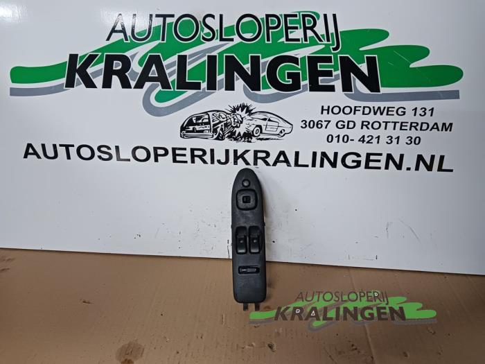 Usados Interruptor de ventanilla eléctrica Mazda 323 F (BA14) 1.5i GLX,GT 16V Precio € 49,99 Norma de margen ofrecido por Autosloperij Kralingen B.V.