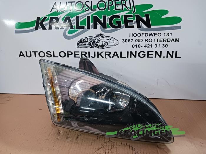 Używane Reflektor prawy Ford Focus 2 2.0 TDCi 16V Cena € 149,99 Procedura marży oferowane przez Autosloperij Kralingen B.V.