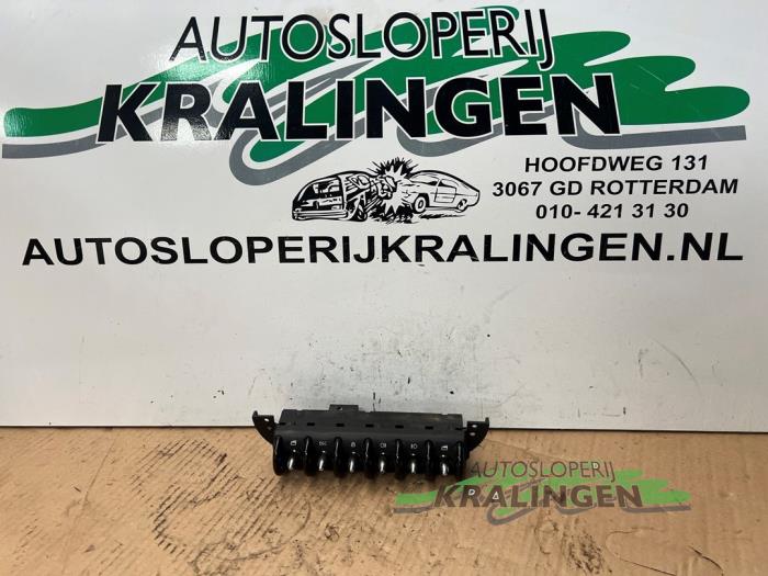 Usados Interruptor de ventanilla eléctrica Mini Mini Cooper S (R53) 1.6 16V Precio € 14,99 Norma de margen ofrecido por Autosloperij Kralingen B.V.