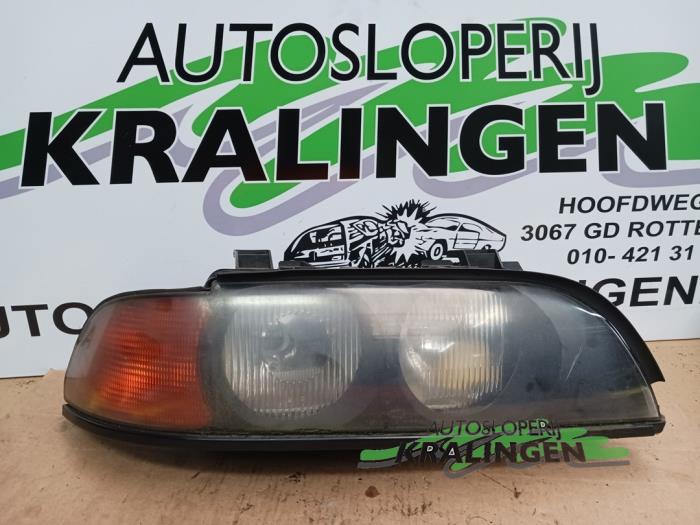 Używane Reflektor prawy BMW 5 serie Touring (E39) 523i 24V Cena € 49,99 Procedura marży oferowane przez Autosloperij Kralingen B.V.