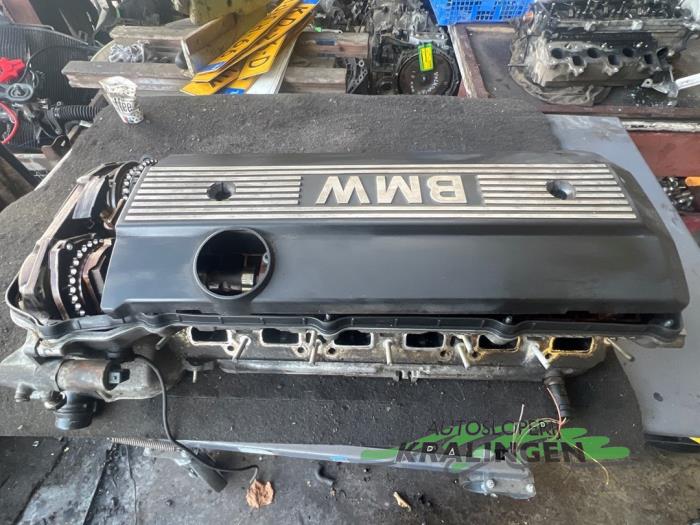 Usagé Culasse BMW 5 serie Touring (E39) 523i 24V Prix € 299,99 Règlement à la marge proposé par Autosloperij Kralingen B.V.