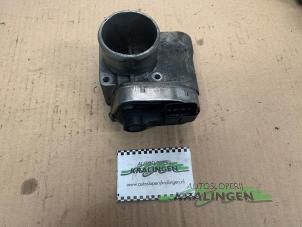 Usados Cuerpo de válvula de mariposa Fiat Stilo (192A/B) 1.6 16V 3-Drs. Precio € 50,00 Norma de margen ofrecido por Autosloperij Kralingen B.V.