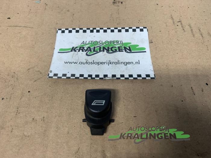 Usados Interruptor de ventanilla eléctrica Alfa Romeo 147 (937) 1.6 Twin Spark 16V Precio € 25,00 Norma de margen ofrecido por Autosloperij Kralingen B.V.