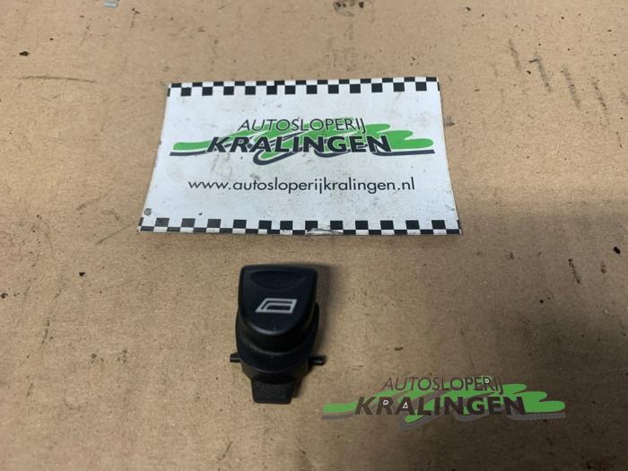 Usados Interruptor de ventanilla eléctrica Alfa Romeo 147 (937) 1.6 Twin Spark 16V Precio € 25,00 Norma de margen ofrecido por Autosloperij Kralingen B.V.