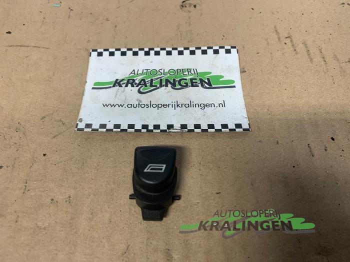 Usados Interruptor de ventanilla eléctrica Alfa Romeo 147 (937) 1.6 Twin Spark 16V Precio € 25,00 Norma de margen ofrecido por Autosloperij Kralingen B.V.