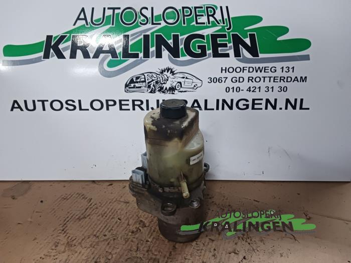Usagé Pompe de direction Ford Focus 2 C+C 2.0 TDCi 16V Prix € 29,99 Règlement à la marge proposé par Autosloperij Kralingen B.V.