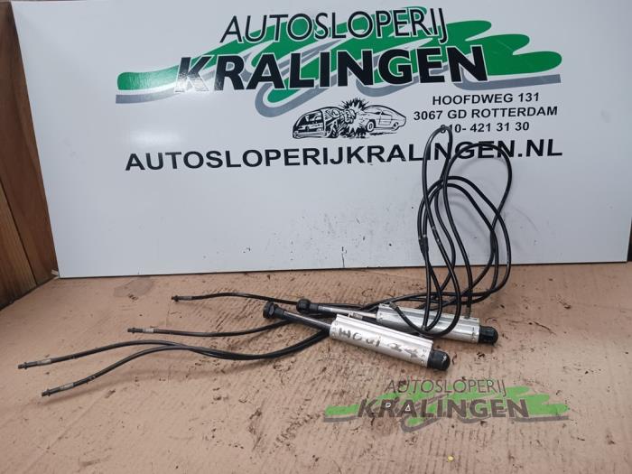 Convertible roof main ram cylinder