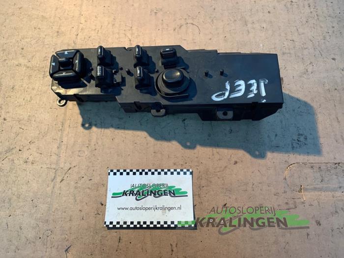 Usados Interruptor de ventanilla eléctrica Chrysler Voyager/Grand Voyager 3.3 i LE,SE Grand Voyager Precio € 75,00 Norma de margen ofrecido por Autosloperij Kralingen B.V.