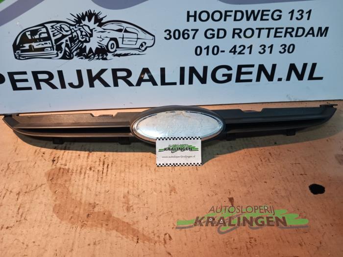 Używane Grill Ford Fiesta 6 (JA8) 1.4 TDCi Cena € 19,99 Procedura marży oferowane przez Autosloperij Kralingen B.V.