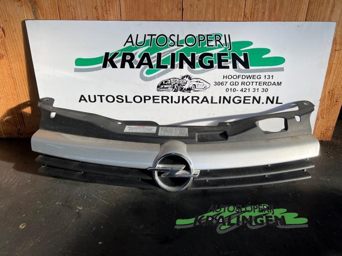 Używane Grill Opel Astra H (L48) 1.6 16V Twinport Cena € 24,99 Procedura marży oferowane przez Autosloperij Kralingen B.V.