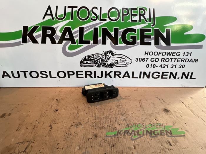 Usados Interruptor de ventanilla eléctrica Volvo XC70 (SZ) XC70 2.4 D 20V Precio € 29,99 Norma de margen ofrecido por Autosloperij Kralingen B.V.