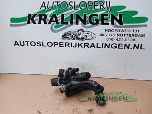 Usados Cuerpo de termostato Mini Mini (R56) 1.6 16V Cooper S Precio € 29,99 Norma de margen ofrecido por Autosloperij Kralingen B.V.