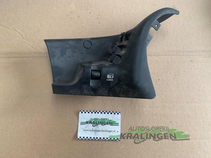 Usados Interruptor de ventanilla eléctrica Chrysler Voyager/Grand Voyager 2.4i 16V Precio € 24,95 Norma de margen ofrecido por Autosloperij Kralingen B.V.
