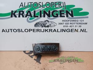 Usagé Panneau de commandes chauffage Mercedes C (W203) 2.2 C-200 CDI 16V Prix € 34,99 Règlement à la marge proposé par Autosloperij Kralingen B.V.