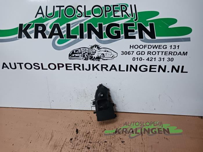 Usados Interruptor de ventanilla eléctrica Honda Civic (EP/EU) 1.4 16V Precio € 29,99 Norma de margen ofrecido por Autosloperij Kralingen B.V.