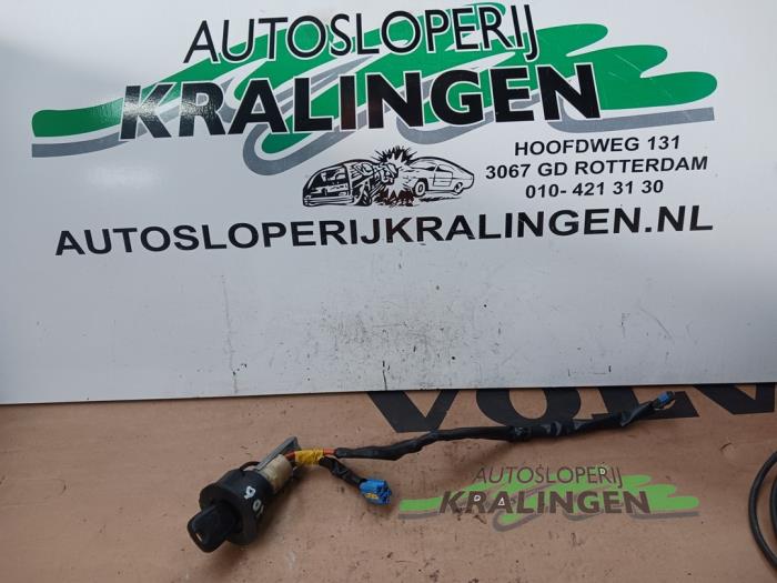 Używane Stacyjka + Kluczyk Peugeot 206 (2A/C/H/J/S) 1.4 XR,XS,XT,Gentry Cena € 39,99 Procedura marży oferowane przez Autosloperij Kralingen B.V.