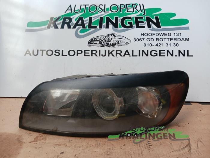 Używane Reflektor lewy Volvo C30 (EK/MK) 2.0 D 16V Cena € 199,99 Procedura marży oferowane przez Autosloperij Kralingen B.V.