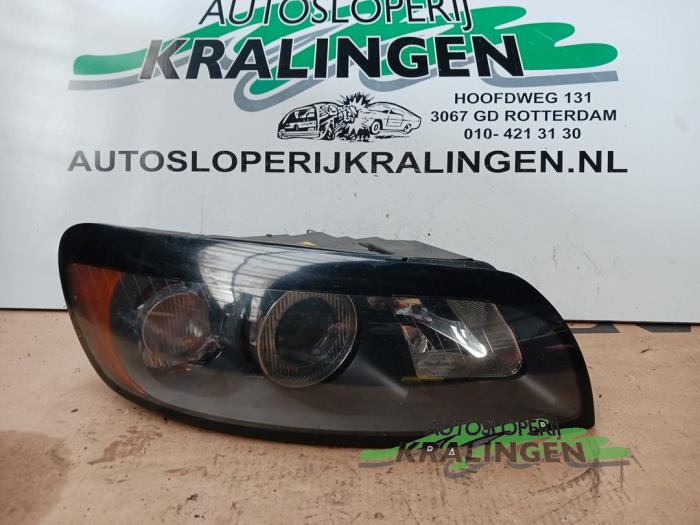 Używane Reflektor prawy Volvo C30 (EK/MK) 2.0 D 16V Cena € 249,99 Procedura marży oferowane przez Autosloperij Kralingen B.V.