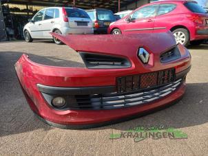 Used Front bumper Renault Clio III (BR/CR) 1.2 16V 75 Price € 149,99 Margin scheme offered by Autosloperij Kralingen B.V.