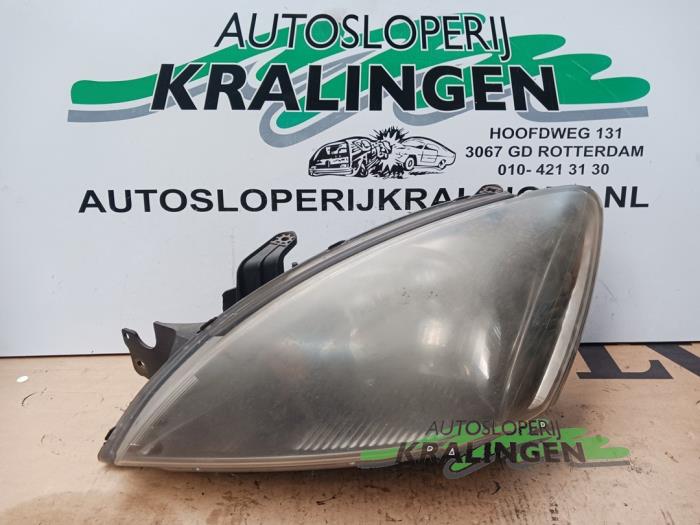 Używane Reflektor lewy Mitsubishi Lancer Wagon (CS/CT) 2.0 16V Cena € 34,99 Procedura marży oferowane przez Autosloperij Kralingen B.V.