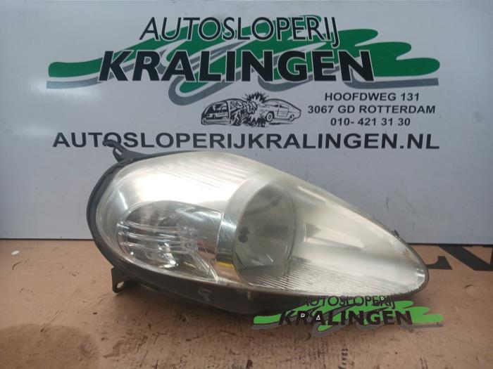 Używane Reflektor prawy Fiat Grande Punto (199) 1.4 Cena € 49,99 Procedura marży oferowane przez Autosloperij Kralingen B.V.