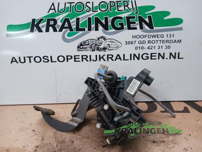 Begagnade Kopplingspedal Renault Trafic (1FL/2FL/3FL/4FL) 1.6 dCi 115 Pris på förfrågan erbjuds av Autosloperij Kralingen B.V.